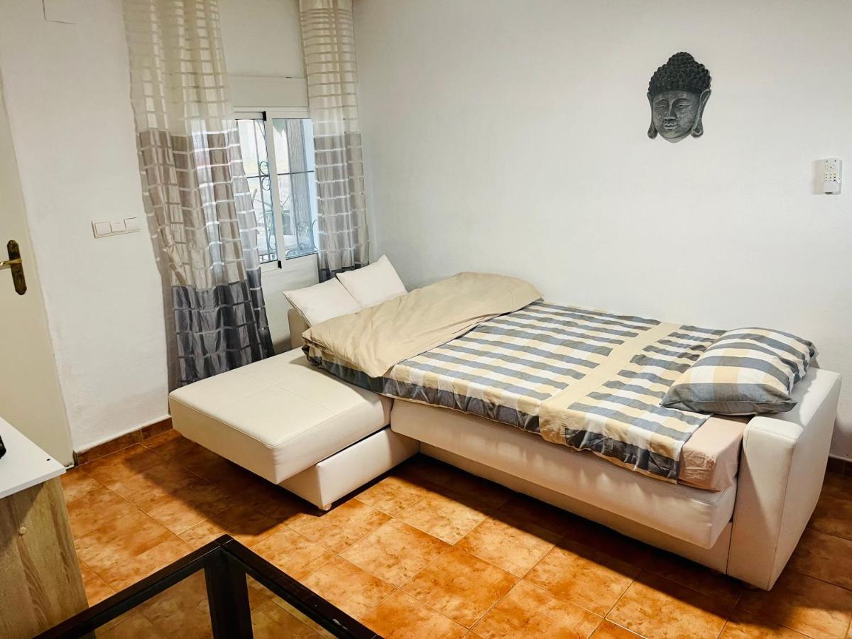 Estudio Adosado Acogedor Con Jardin, Barbacoa Y Parking Privado Hébergement de vacances